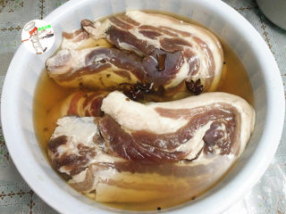 腊肉,待完全冷却后倒入腌肉盆中，将腊肉浸泡在调料水中