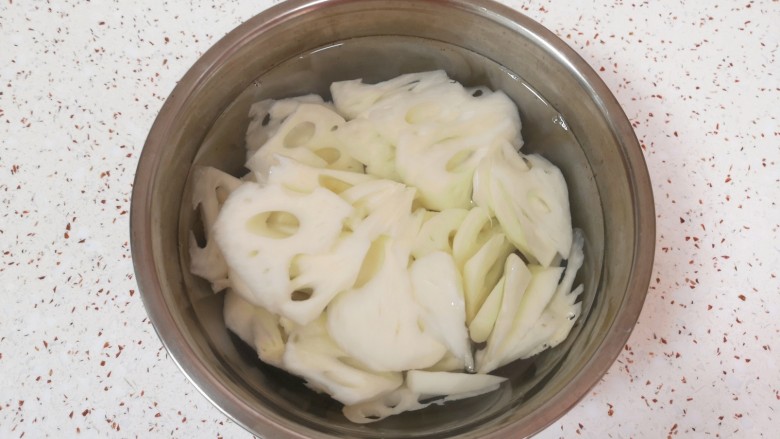 炝炒藕片,用凉水淘洗一下浸泡防止发黑。