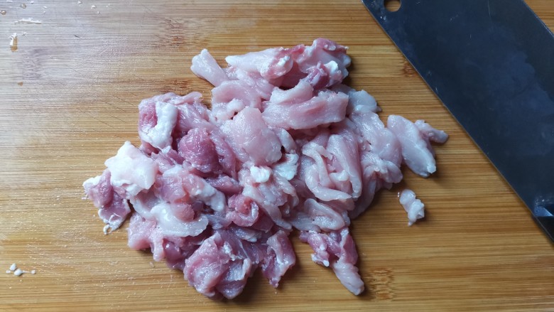 海带炒肉片,猪肉洗干净切薄片
