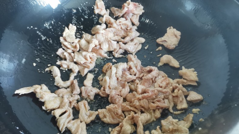 海带炒肉片,起锅烧油，下入猪瘦片翻炒至变色盛出备用