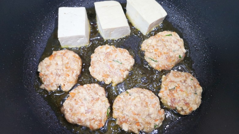 煎酿豆腐,剩下的肉馅用手团成小饼，和豆腐块一起煎熟了备用。