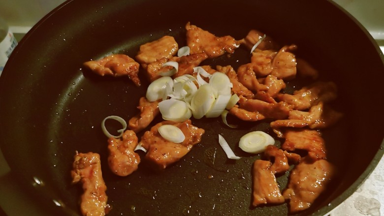 海带炒肉片,起油锅放入两汤匙食用油，放入肉片翻炒成熟，加入葱片炒香，关火备用。