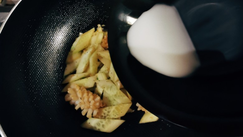黄瓜炒鱿鱼,淋入水淀粉勾芡，快速翻拌出锅。