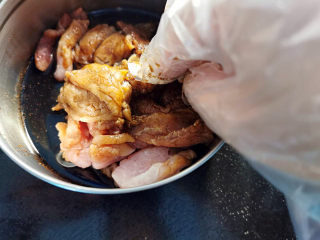 醋肉,戴上手套，将每一片肉都能抓拌入味