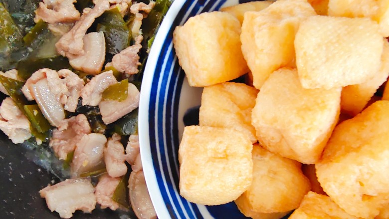 海带炒肉片,加入油豆腐