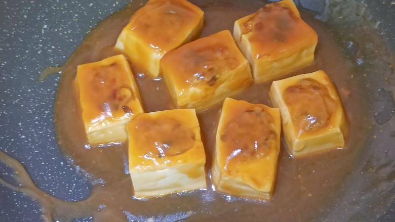 煎酿豆腐,把酱汁不断浇在豆腐上