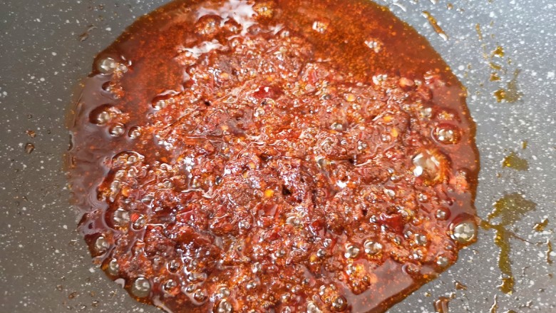 【家常版】冷串串,锅里倒入少许食用油，加入麻辣香锅酱料, 小火炒出香味。 