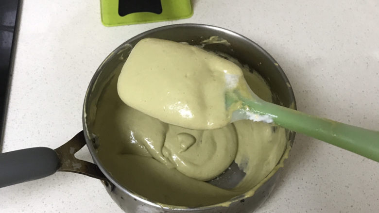 抹茶戚风蛋糕(6寸),在加入剩下的蛋白霜中翻拌均匀。
