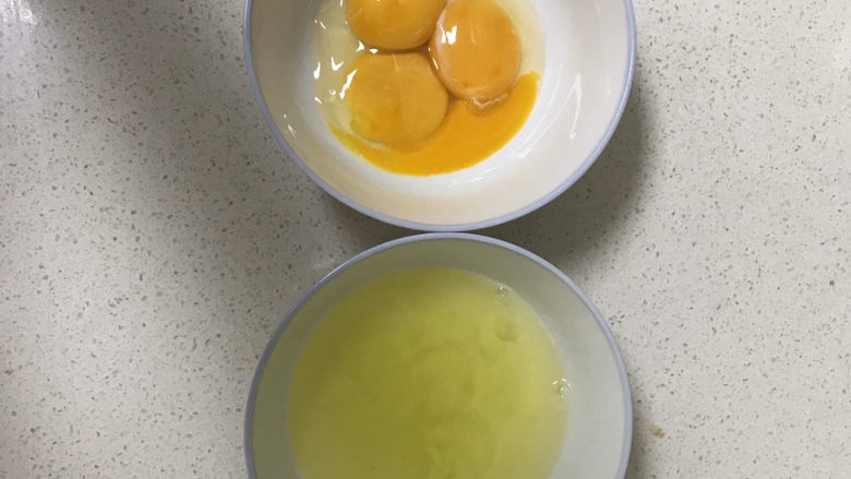 抹茶戚风蛋糕(6寸),蛋清蛋黄分离蛋清放在无水无油的碗中，提前放去冰箱冷藏，为了蛋白打发更加的稳固。