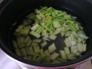 炒白果芹菜,焯一下水。