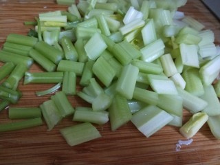 炒白果芹菜,切成小段。