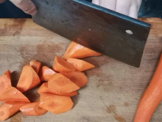 胡萝卜炖羊排,胡萝卜洗干净切滚刀块