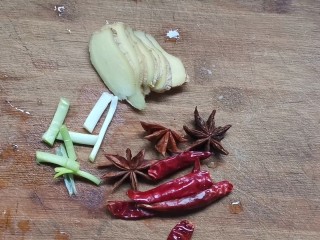胡萝卜炖羊排,准备配料，姜片，葱段，八角，干辣椒