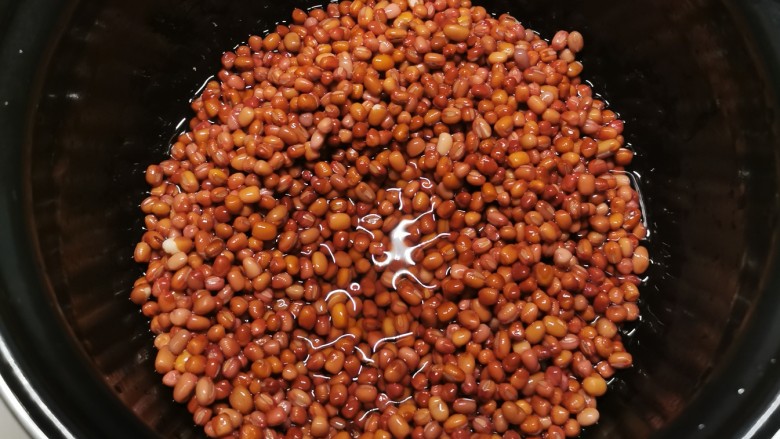 红枣切糕,取出压力锅内胆先将泡好的红豆放入，添加适量清水。