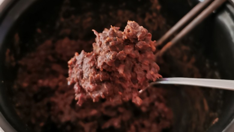 红枣切糕,煮好的红豆按自己口味添加糖，制成红豆沙。