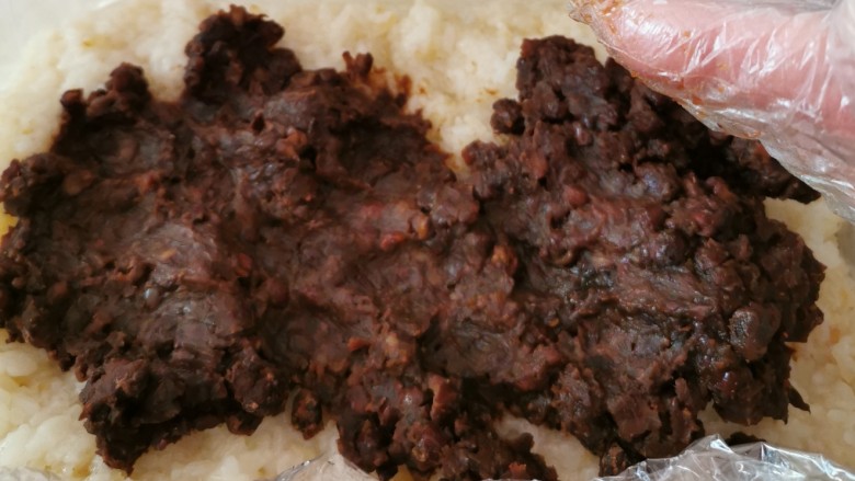 红枣切糕,糯米饭上平铺一层红豆沙。
