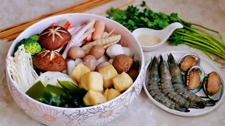 【家常版】冷串串,准备食材，自己喜欢吃的菜都可以哈，竹签洗净后泡盐水。