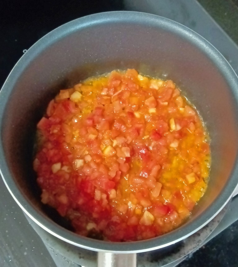 【家常版】冷串串,热锅下油，倒入番茄翻炒出汁