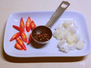 炝炒藕片,红尖椒和葱切片。