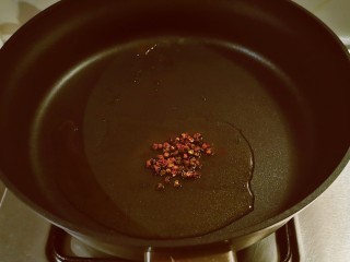 炝炒藕片,起油锅放入食用油，油热后放入花椒炒出香味。