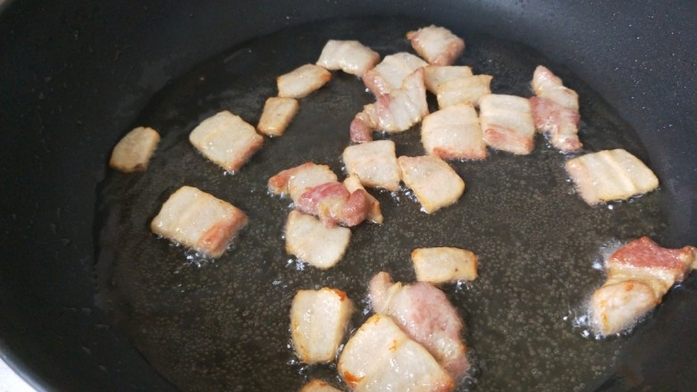 煎酿豆腐,煸炒出油倒入肉片留底油。