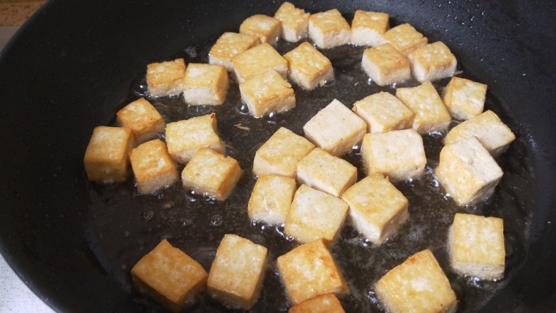 煎酿豆腐,煎制金黄倒出备用。