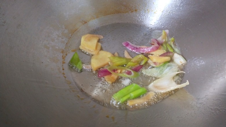 煎酿豆腐,从新用炒锅炒香葱姜蒜，洋葱。