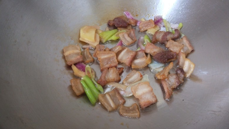 煎酿豆腐,在倒入五花肉炒均匀。