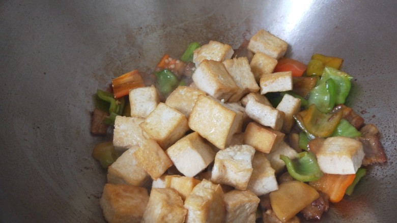 煎酿豆腐,倒入豆腐。