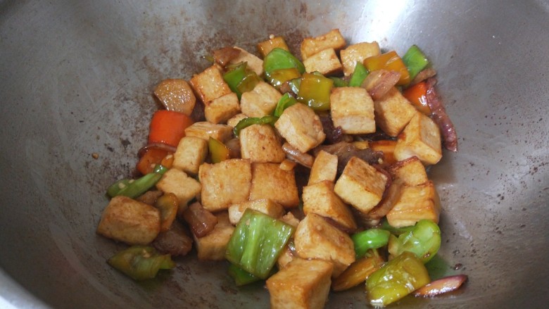 煎酿豆腐,翻炒均匀加入盐。