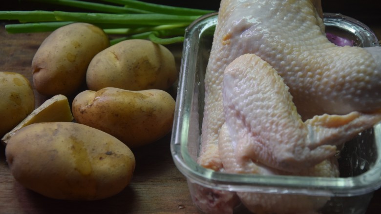 土豆焖鸡,准备好所需食材