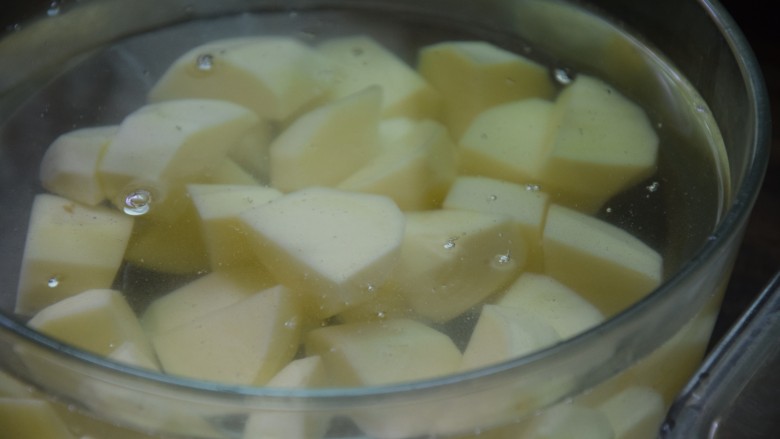 土豆焖鸡,放入冷水中浸泡备用