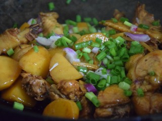 土豆焖鸡,收汁，倒入葱花翻炒均匀即可出锅