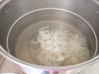 炝炒藕片,藕片开水下锅马上捞出来。