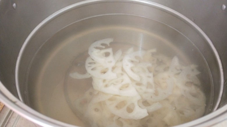 炝炒藕片,藕片开水下锅马上捞出来。