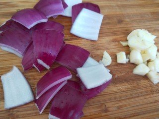 炝炒藕片,洋葱几片切成小块，大蒜压扁剁碎。