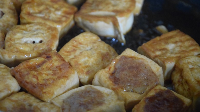 煎酿豆腐,再将豆腐块翻面煮一会至收汁