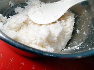 红枣切糕,糯米饭蒸熟后趁热拌一拌，借助蒸汽的水分，会变得粘稠状