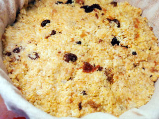 红枣切糕,第二层是枣泥小米，铺平压实
