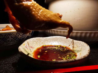 桃胶姬松茸炖鸽子,鸽子汤十分美味，而鸽子肉此时有点逊色，所以要来点蘸酱，马上就＂复活＂