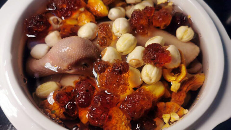 桃胶姬松茸炖鸽子,加入泡发好的桃胶及浸过食材的清水，上锅炖50分钟，焖20分钟即可（软硬程度，可依据各家喜好，增减时间)