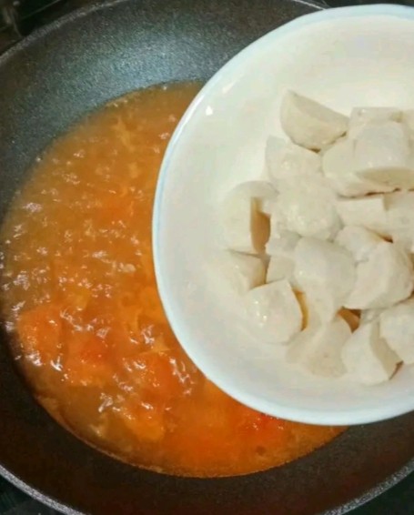 番茄鱼丸豆腐汤,烧开后放入鱼丸