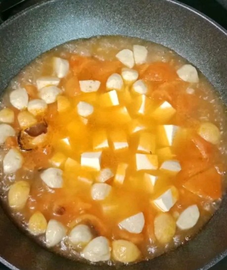 番茄鱼丸豆腐汤,倒入豆腐煮两分钟