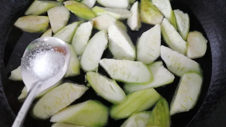 凉拌丝瓜,加入一勺盐可以使其颜色更翠绿