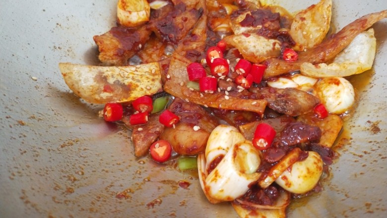 家常炖鲫鱼,加入小米椒，料酒，一起炒出红油。