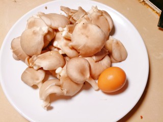 椒盐菌菇,准备500克平菇🍄，一个鸡蛋🥚