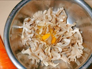 椒盐菌菇,挤好水的平菇内放入少许盐、😊少许胡椒粉、一个鸡蛋🥚。