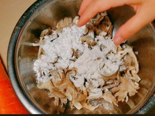 椒盐菌菇,再放入小半碗的🌽玉米淀粉和面粉🍞，他们俩的比例1:1。😉