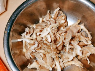 椒盐菌菇,用力挤干净平菇内的水分，能挤多干就挤多干！（这一步非常关键，是保证评估炸出来焦香