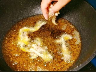 椒盐菌菇,锅内烧油油温六七成热下锅炸😌
